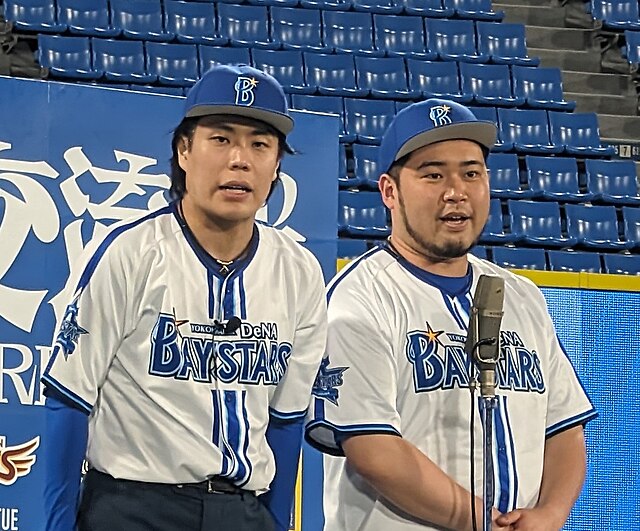M-1グランプリ歴代優勝者の画像(令和ロマンのステージ写真)